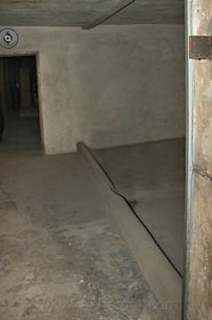 Po pravé straně fotografie je místo pro uložení těl před kremací. Dveře v popředí vedou ke dvěma pecím.