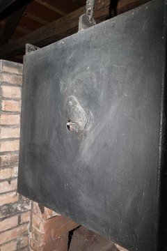 Ocelová krycí deska s otvorem pro sledování průběhu kremace.