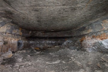 Vyrubaná (a v době výstavby továrny), rozšířená chodba v podzemí Richard II.
