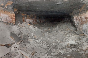 Vyrubaná (a v době výstavby továrny) rozšířená chodba v podzemí Richard II. Na počvě leží hromady opadaného vápence.