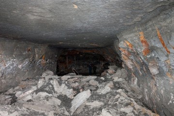 Vyrubaná (a v době výstavby továrny), rozšířená chodba v podzemí Richard II.