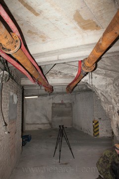 Po celé délce stropu vyklizených místností (dnes komor), je nataženo ocelové a plastové potrubí.