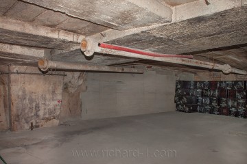 Od nejzazší stěny jsou místnosti postupně zakládány nádobami s kontaminovaným materiálem. Vstupní část místnosti, je uzavřena (zazděna a ještě zabetonována. Po zazdění je pomocí potrubí do celé místnosti vháněn řídký beton a to až do té doby než začne vytékat z kontrolního otvoru u stropu.