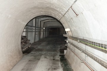 Přechod z „nového“ tunelu (cca rok 1963), do původního (válečného) profilu chodby č. 1.
